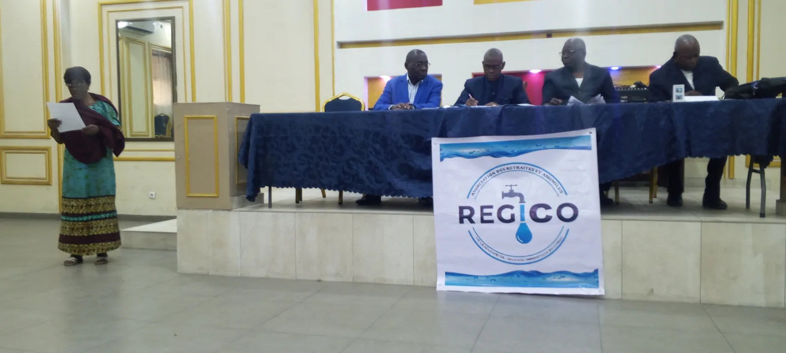 Réunion de REGICO asbl avec sa bannière Regideso Immortelle Congo